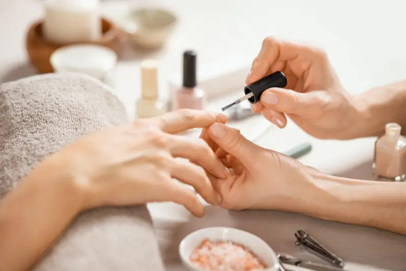 Lak za utrjevanje nohtov ali lak za krepitev nohtov? 