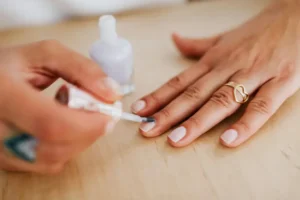 Kdaj uporabiti kislinski in kdaj nekislinski primer za nohte?