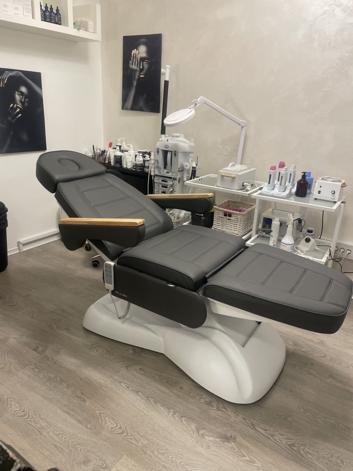 Električni kozmetični stol SILLON Lux 273b 3 motorji siv - malo rabljen