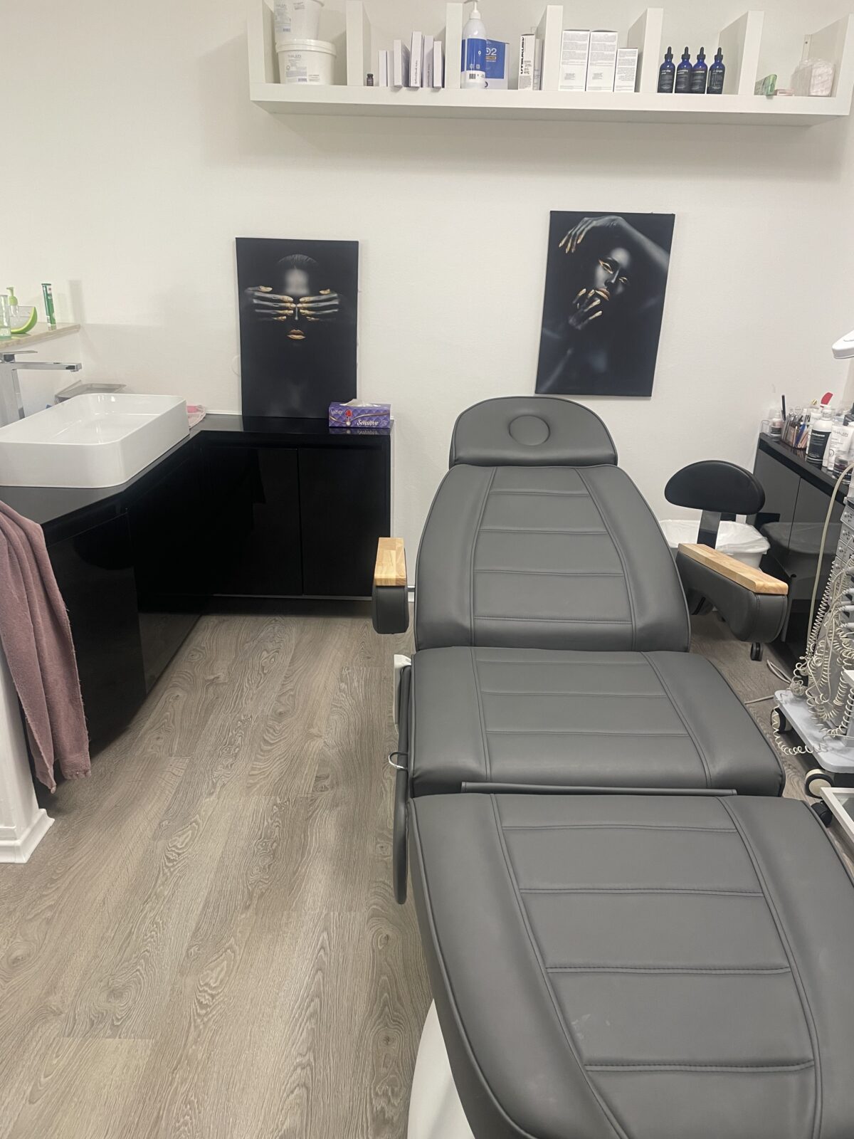 Alternative view of Električni kozmetični stol SILLON Lux 273b 3 motorji siv - malo rabljen