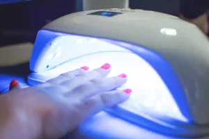 Kako preveriti, ali lučka za nohte še vedno pravilno utrjuje gel?
